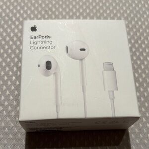 Apple EarPods with Lightning Connector - White new in box